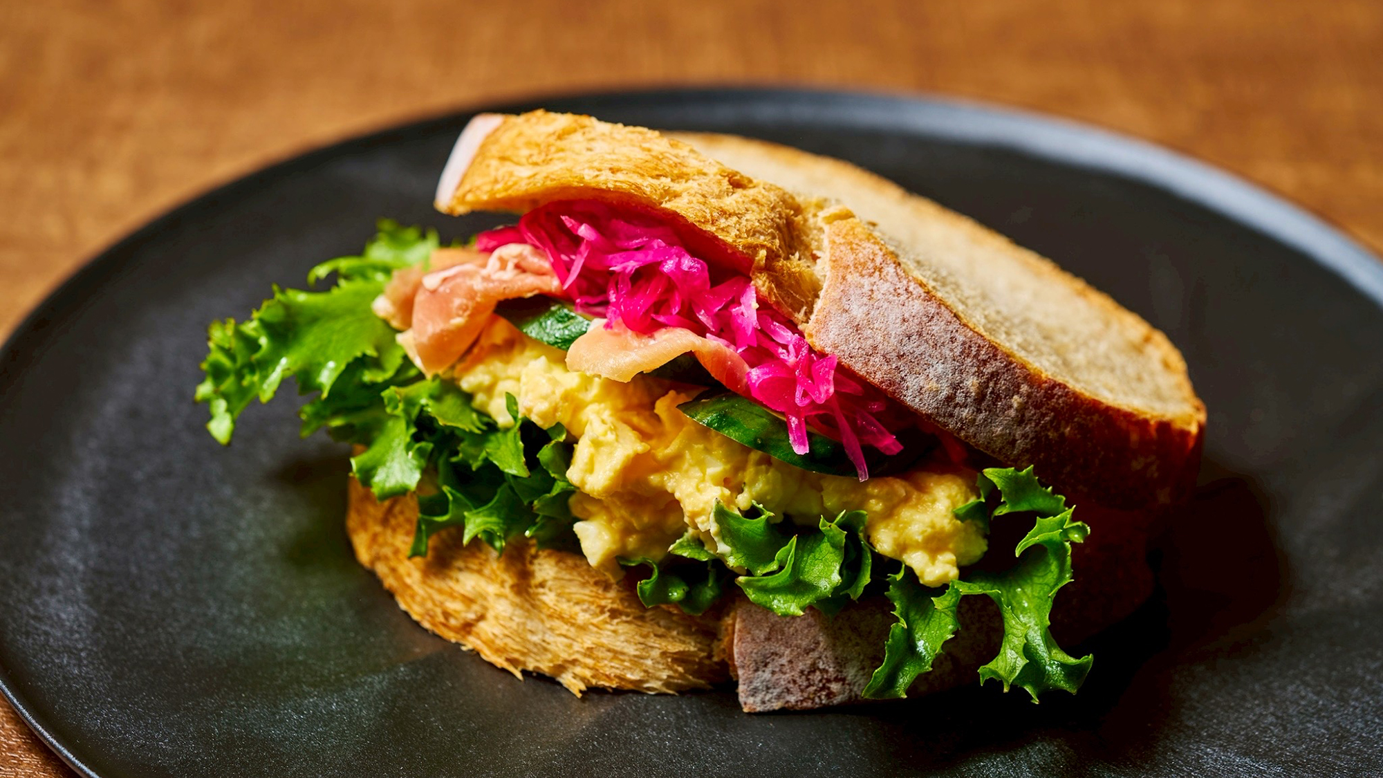 【HANARE＆VILLA／朝食】［2025冬］ 新鮮野菜をお好みで詰めこむパン・ド・カンパーニュ