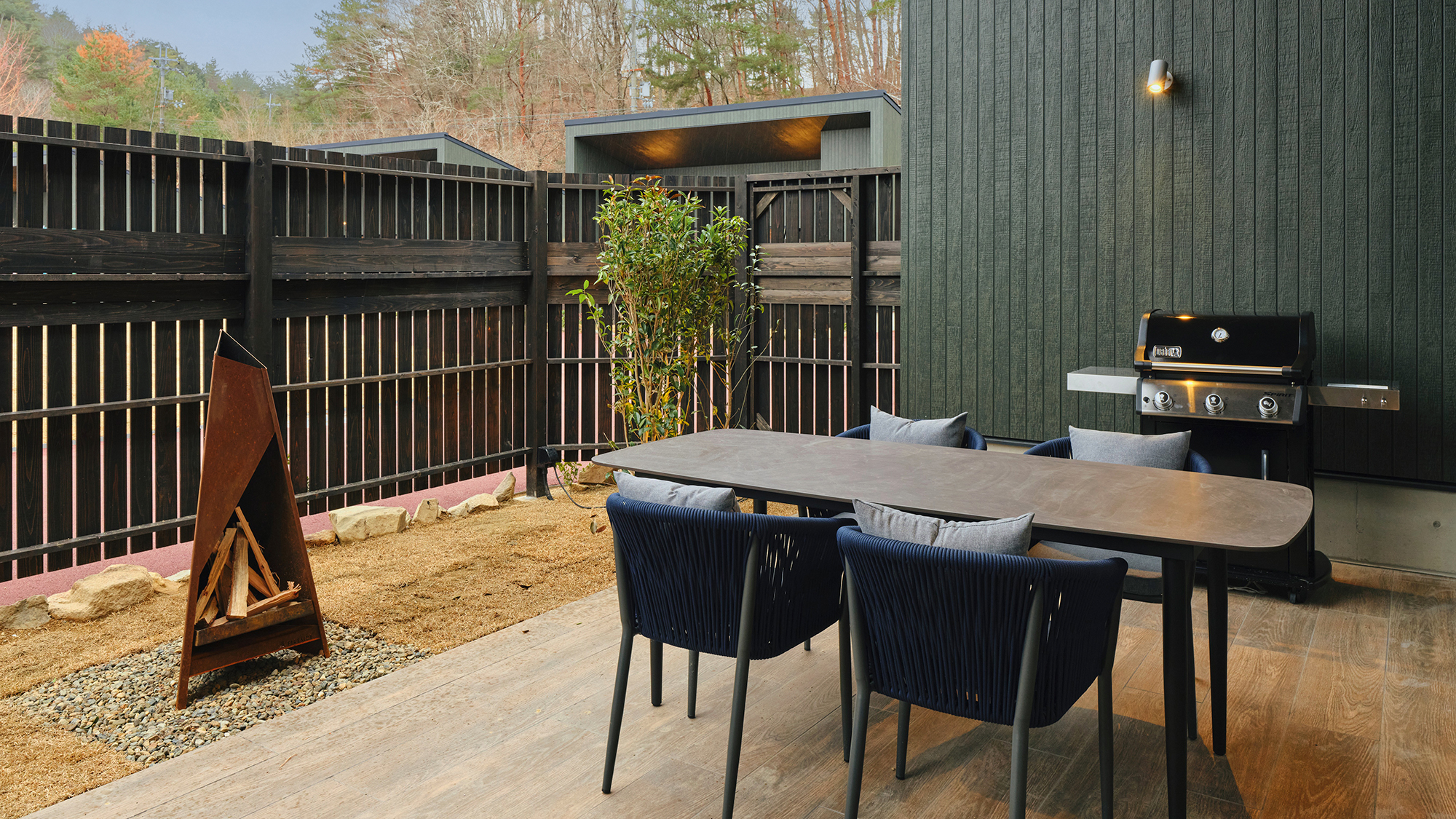 【ASOBIYUKU VILLA／ツイン】 室内と地続きにつながる専用テラス。夜はBBQも楽しめます 