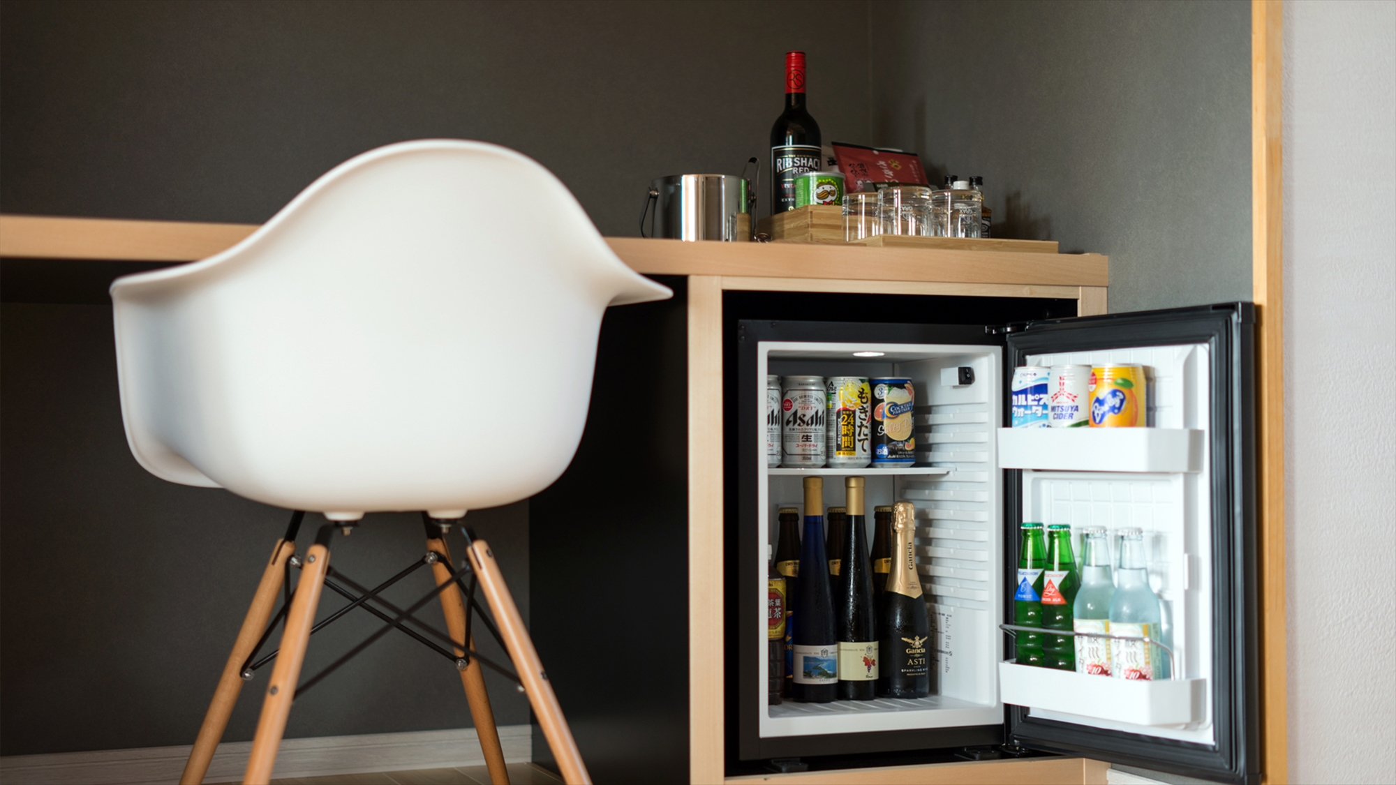 【HANARE】 室内にはミニバーも設置（有料）