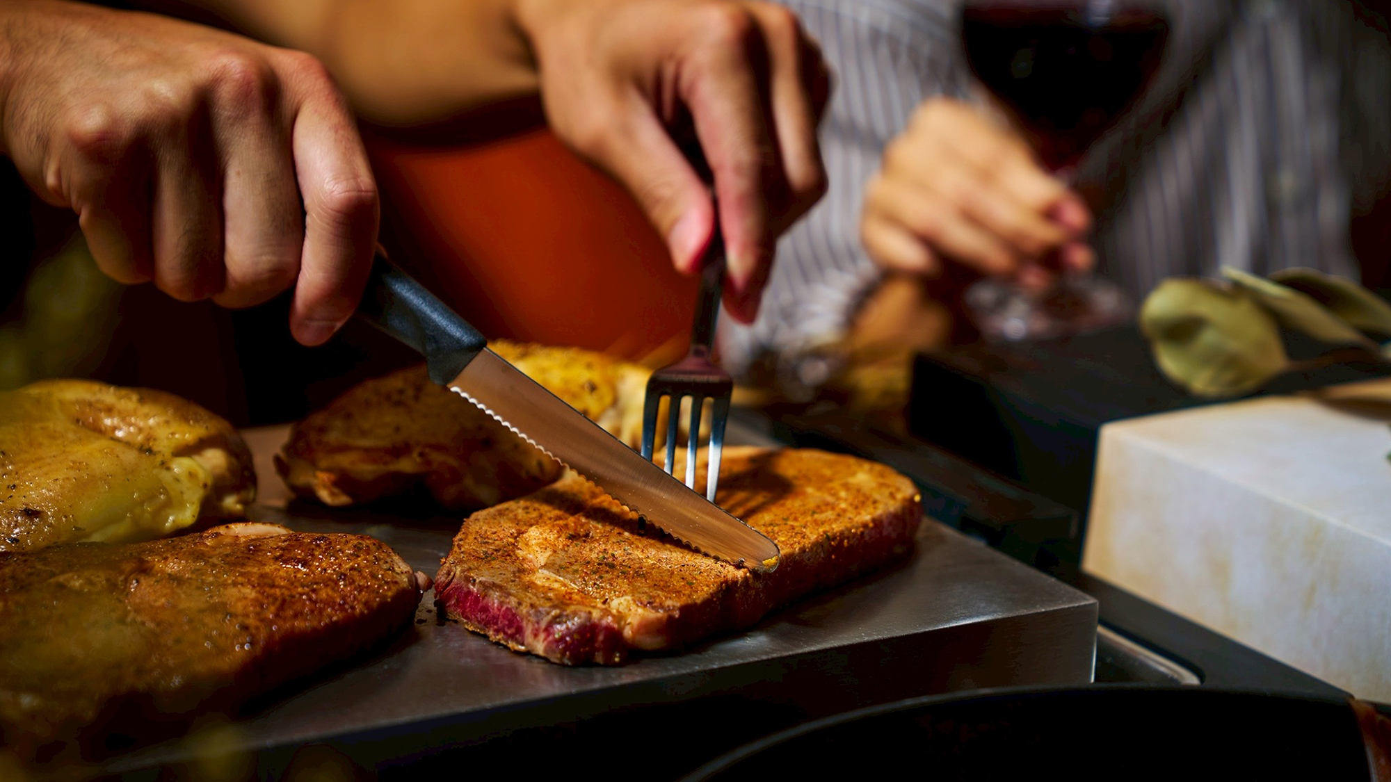 【HANARE＆VILLA／夕食】［2025冬］ ワインやお酒と相性ピッタリの肉料理もございます