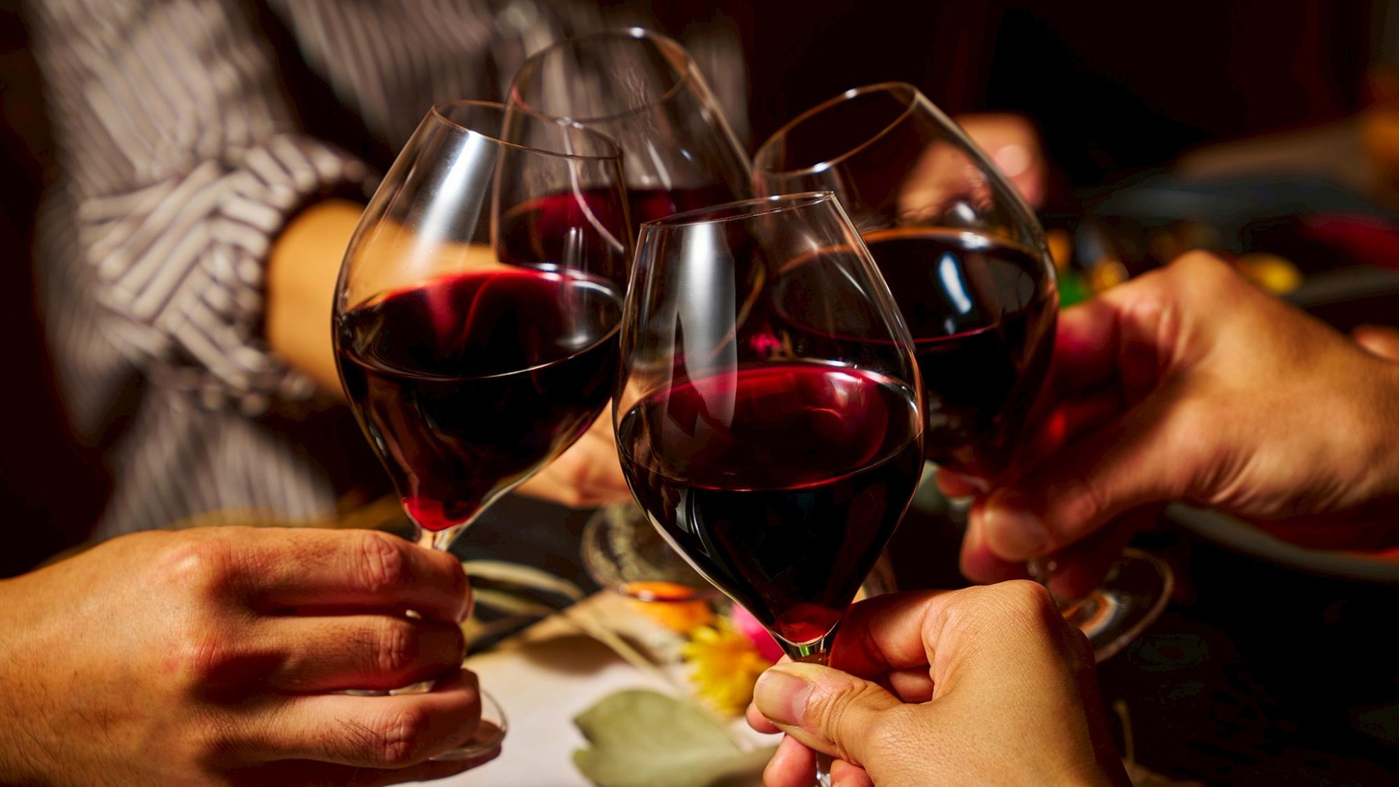 【HANARE＆VILLA／夕食】［イメージ］ 赤ワイン片手に、あたたかな部屋で語らう大人のひととき