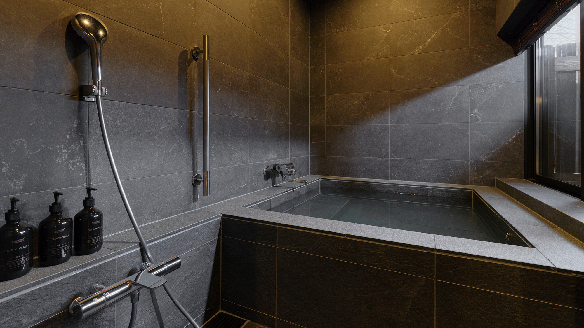 【ASOBIYUKU VILLA／温泉内風呂】