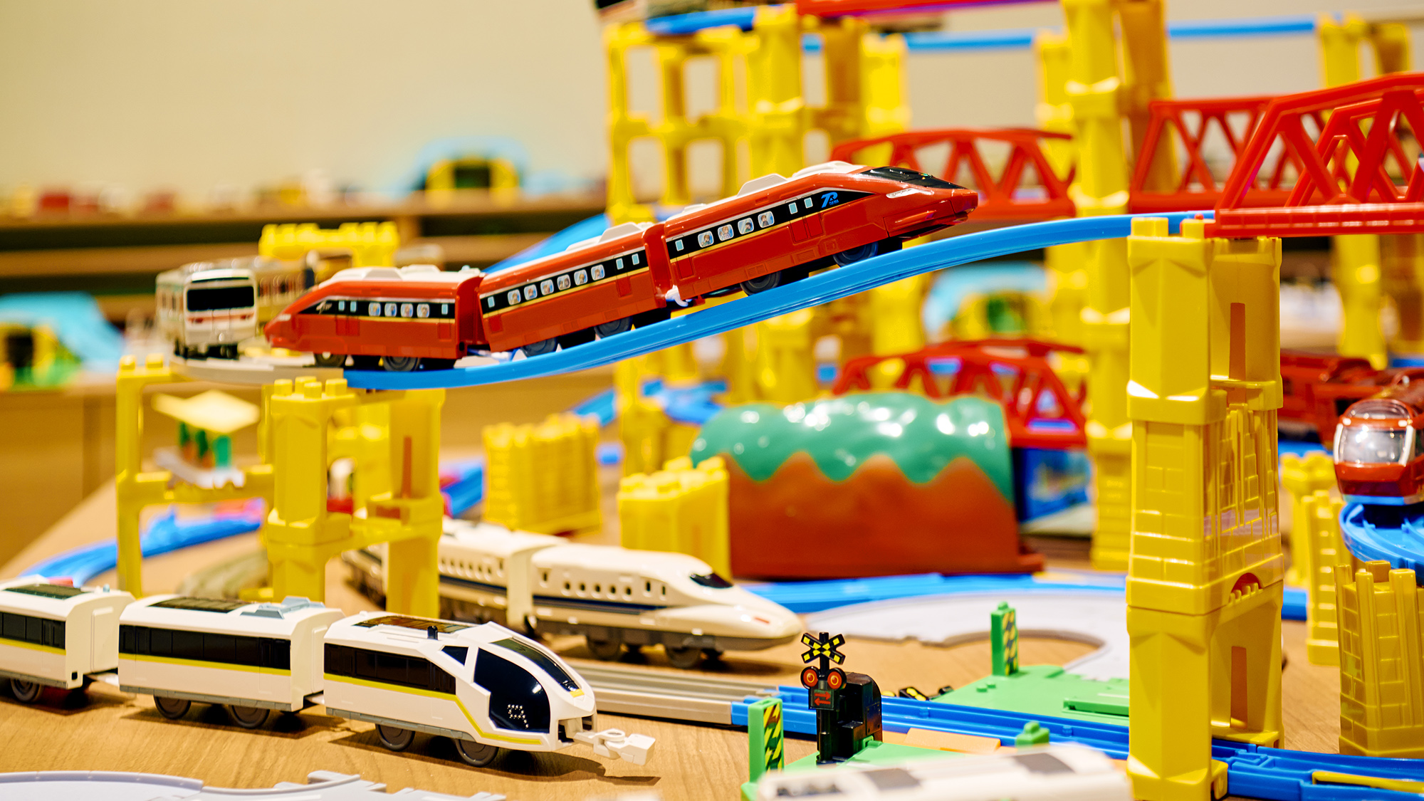 【スパエリア-るり湯-】［のりものランド］ 人気の車や電車のおもちゃで遊べるお部屋です。