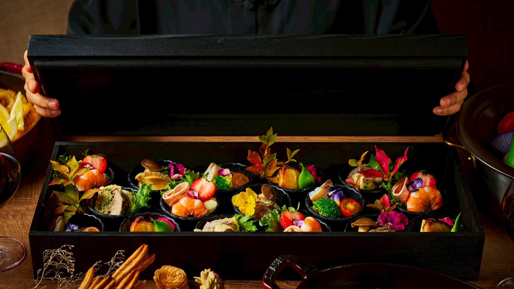 【HANARE＆VILLA／夕食】［2025冬］ 乾杯の前に華やぎを添える前菜「デリシャスギフト」