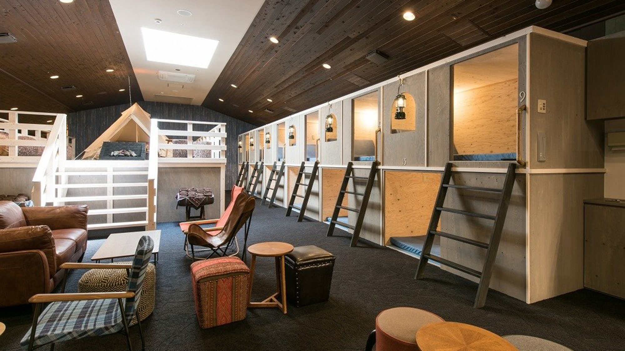 【SPAエリア-るり湯-】［ランタンテラス］ ボックス席にテントエリア。お気に入りの場所を見つけて♪