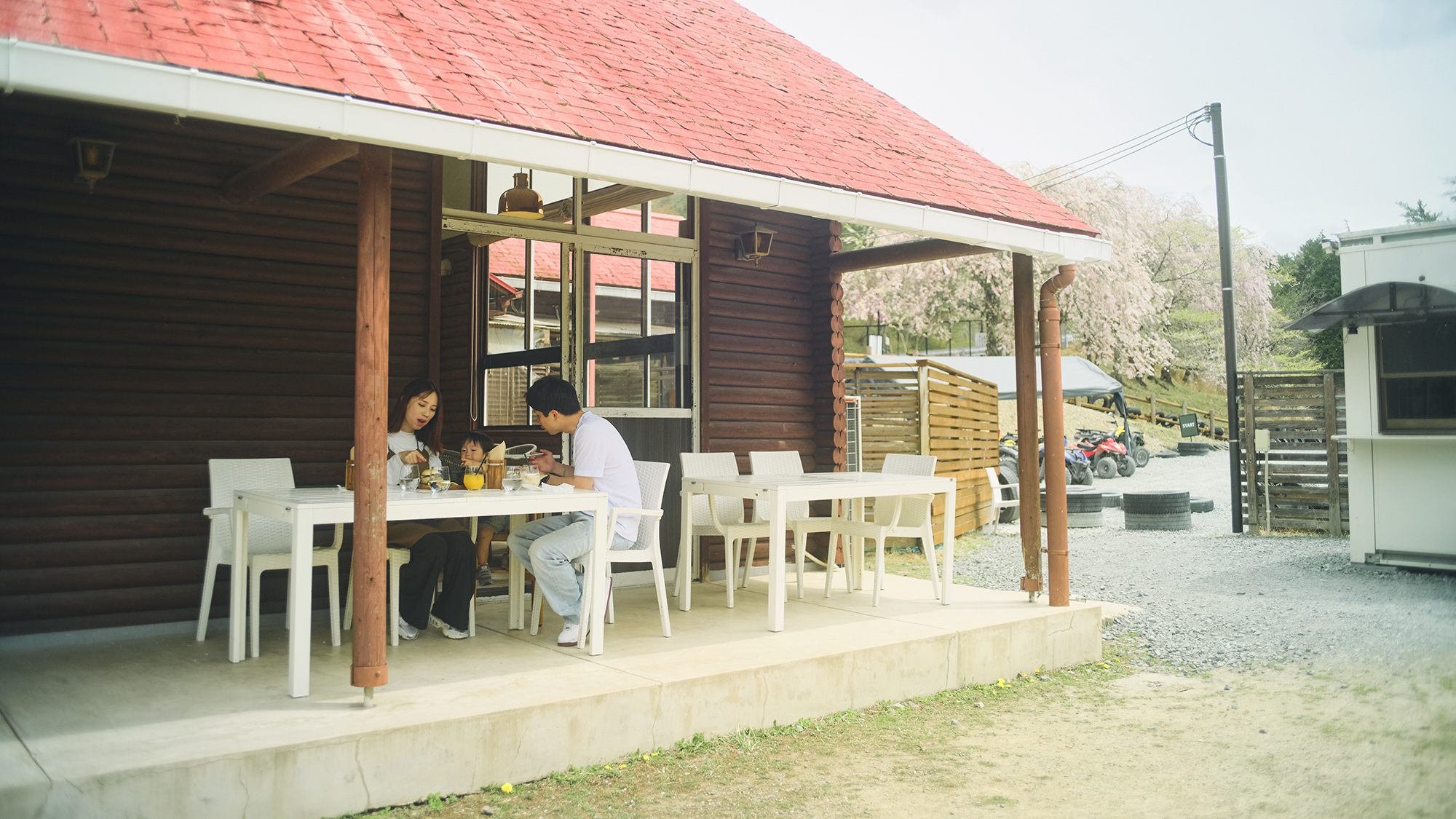 【レジャーエリア】［Cafeガーデンズ］ 自然を眺めながらカフェやランチを。テイクアウトも可能です♪