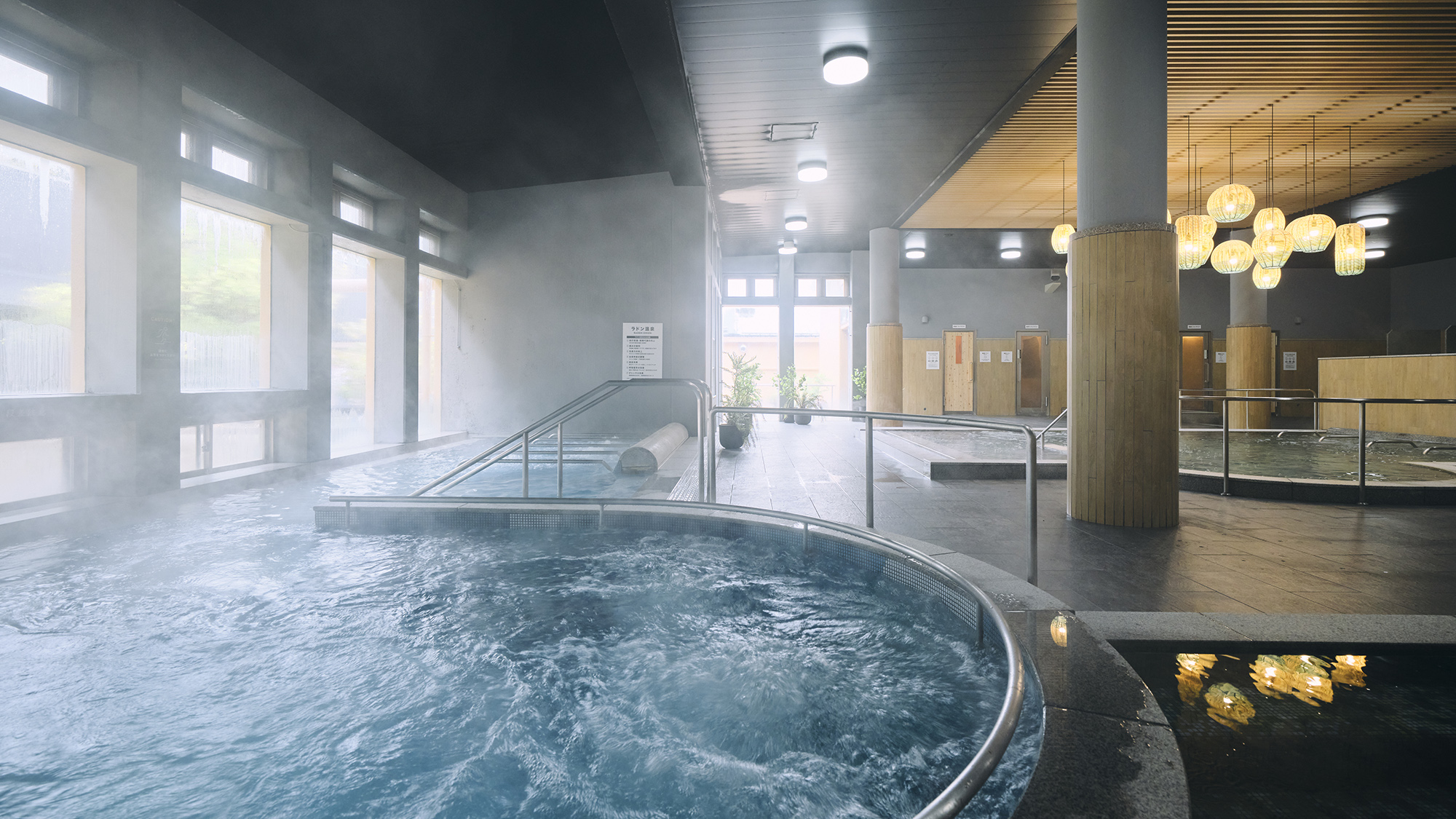 【スパエリア-るり湯-】［水着温泉］ 季節で変わるイベント湯。