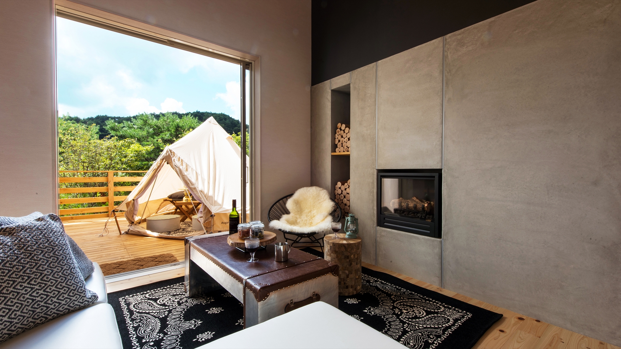 【HANARE／リビング】 室内から続くデッキには可愛いサイズのグランピングテントを設置。