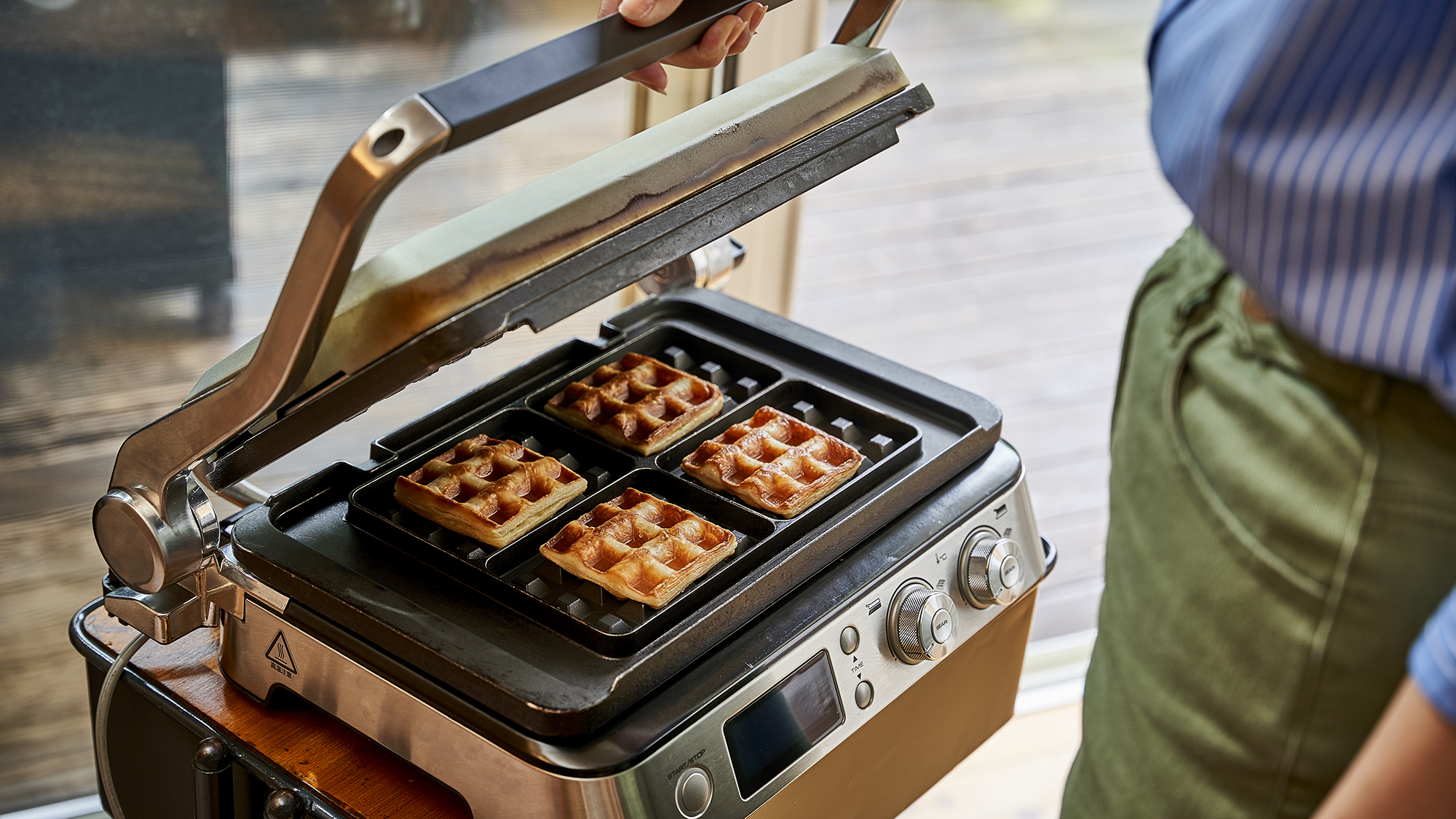 【朝食】 ワッフルはお部屋に用意したワッフルメーカーにて。焼きたて一番の美味しさを召し上がれ。