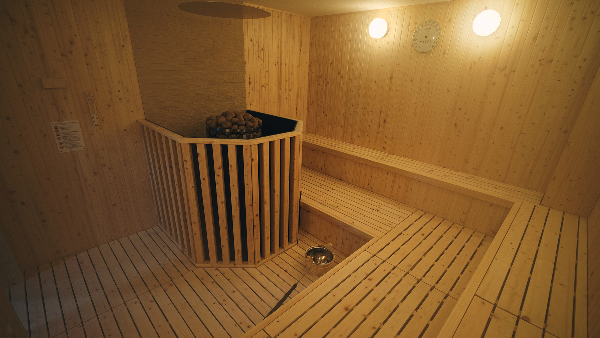 【スパエリア-るり湯-】［高温ドライサウナ］木の香りに包まれて、じっくり汗を流す本格サウナ