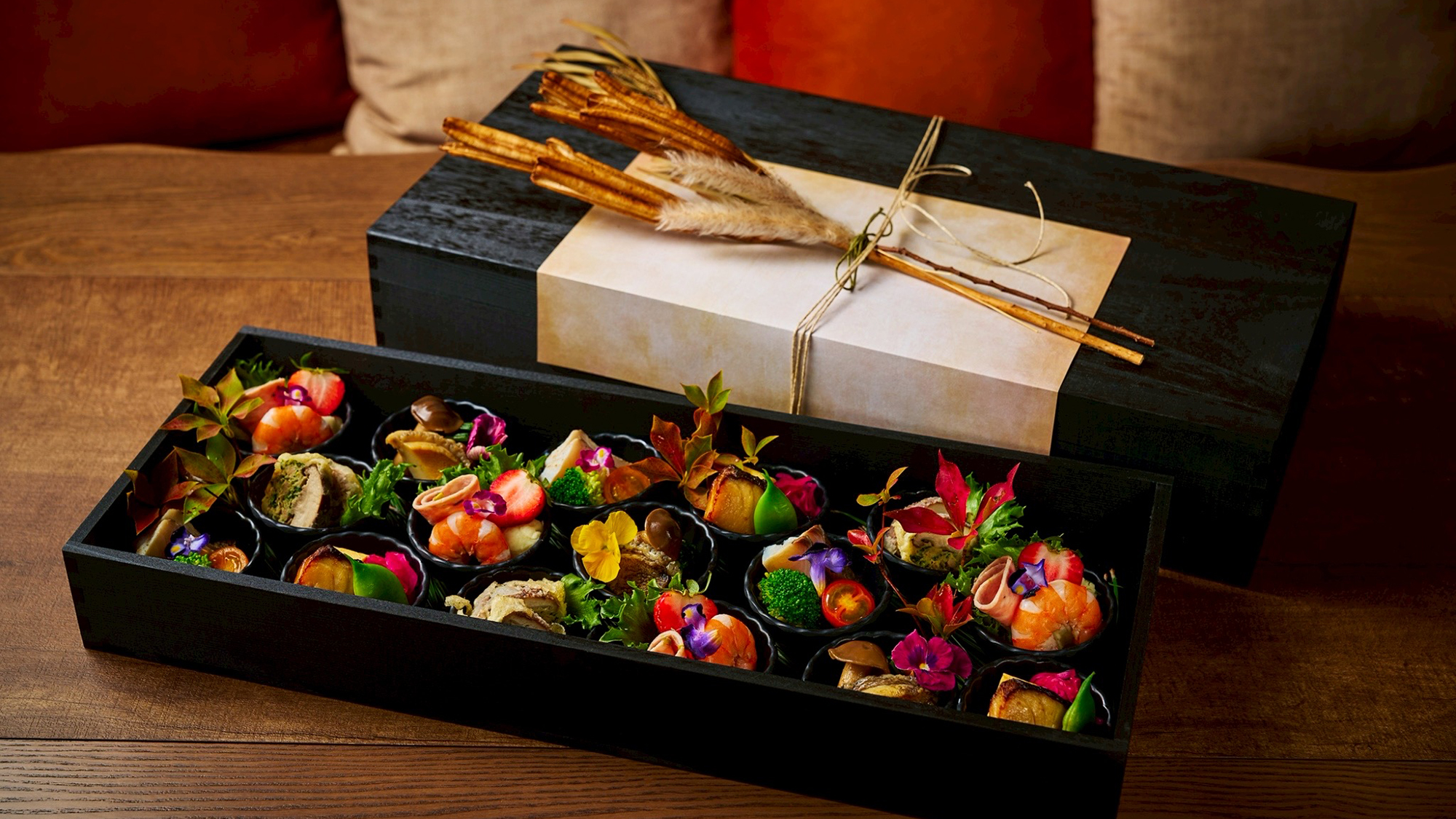 【HANARE＆VILLA／夕食】［2025冬］ 乾杯の前に華やぎを添える前菜「デリシャスギフト」