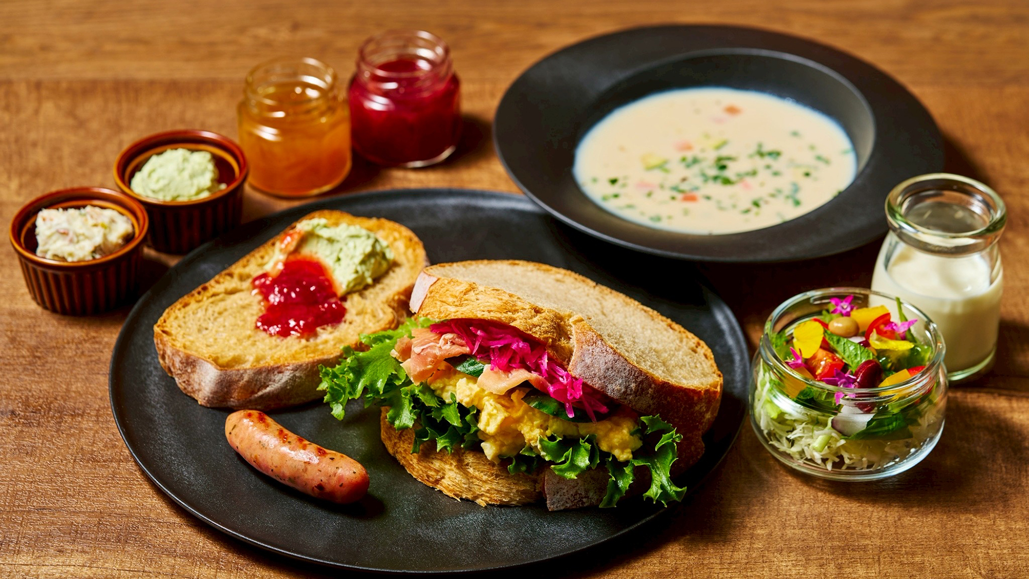 【HANARE＆VILLA／朝食】［2025冬］ 新鮮野菜をお好みで詰めこむパン・ド・カンパーニュ