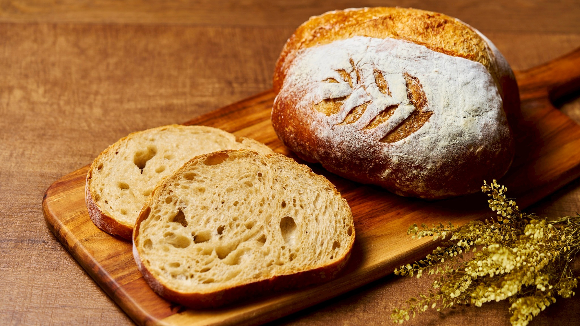 【HANARE＆VILLA／朝食】［2025冬］ パン・ド・カンパーニュは、安心の国産小麦を使用。