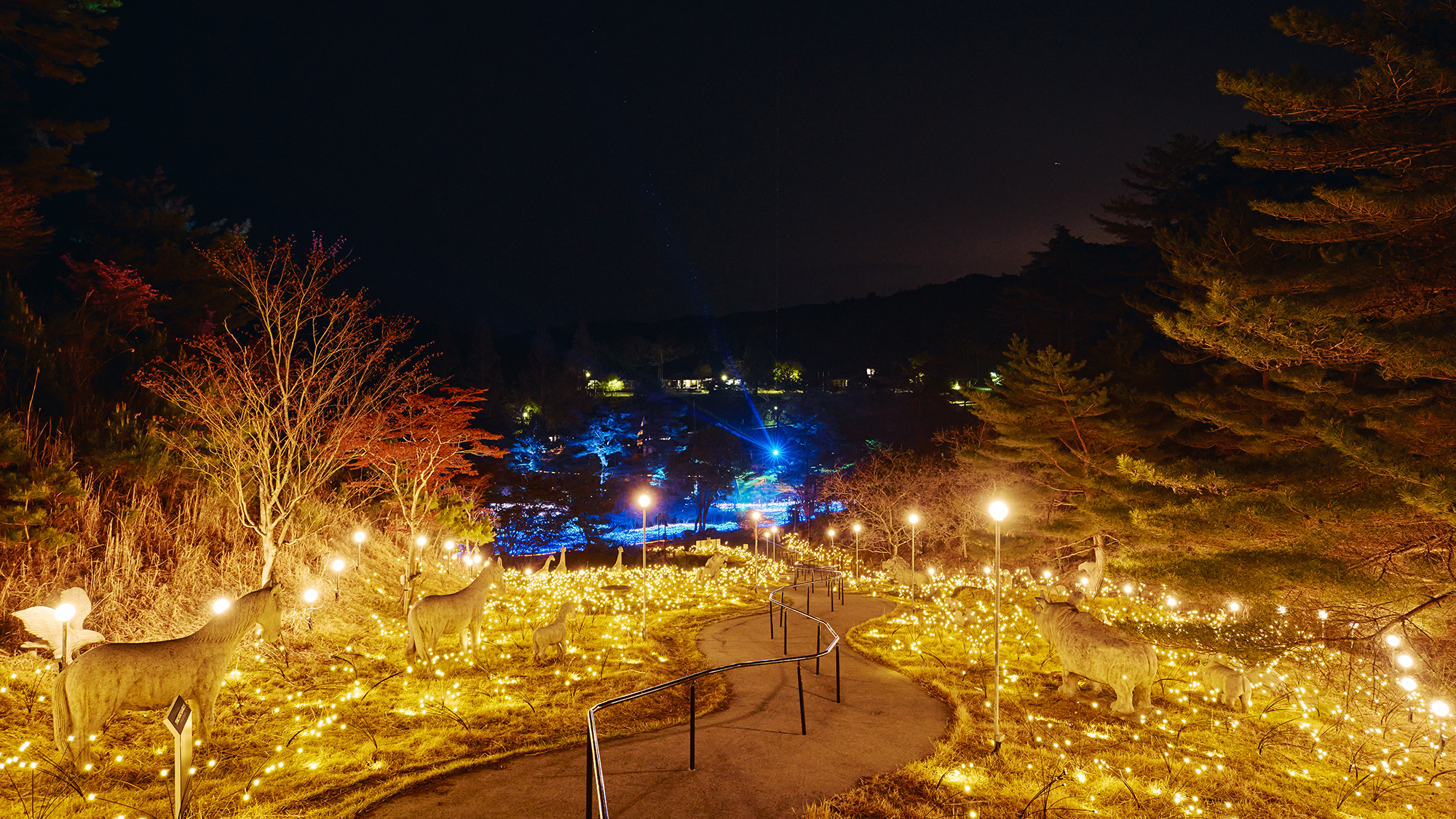 【レジャーエリア】［シナスタジアヒルズ］ 夜は光のお散歩を堪能。