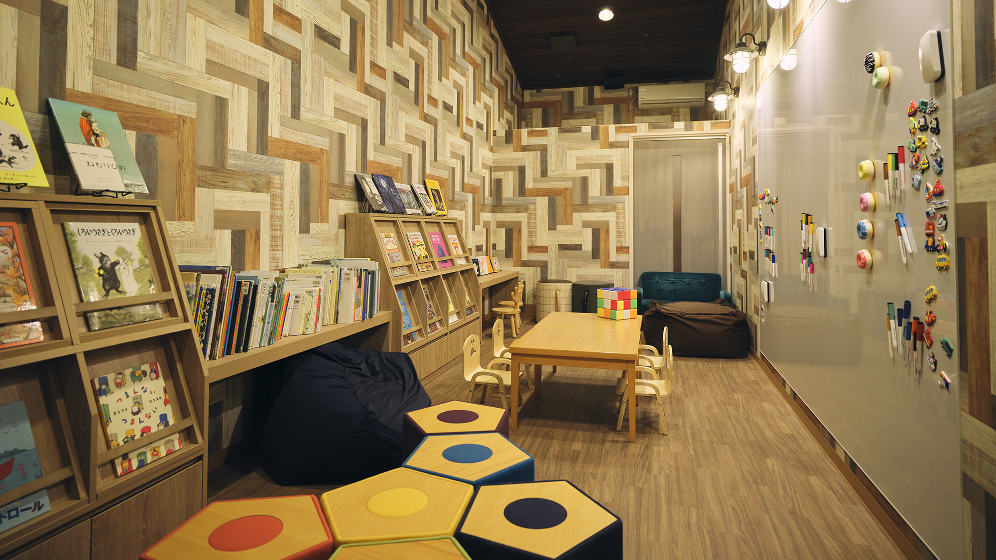 【スパエリア-るり湯-】［えほん・らくがきルーム］ 壁一面のホワイトボードにめいっぱいお絵かきを。