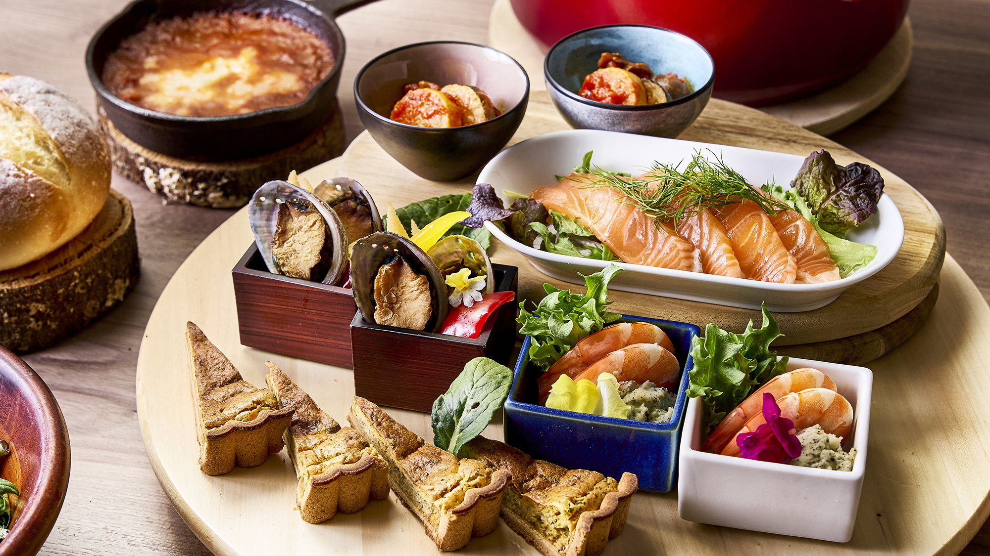 【HANARE／夕食】 始まりを告げる、色鮮やかな前菜のオードブルプレート。