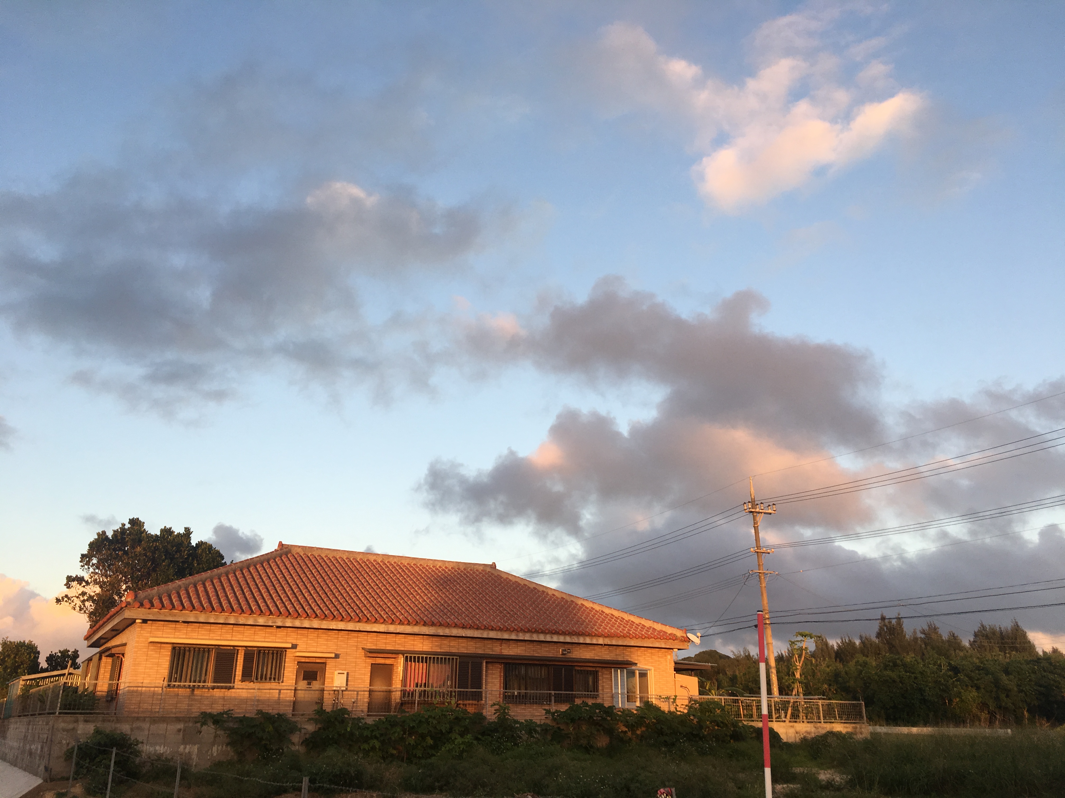 夕日を浴びるはりはりはうす