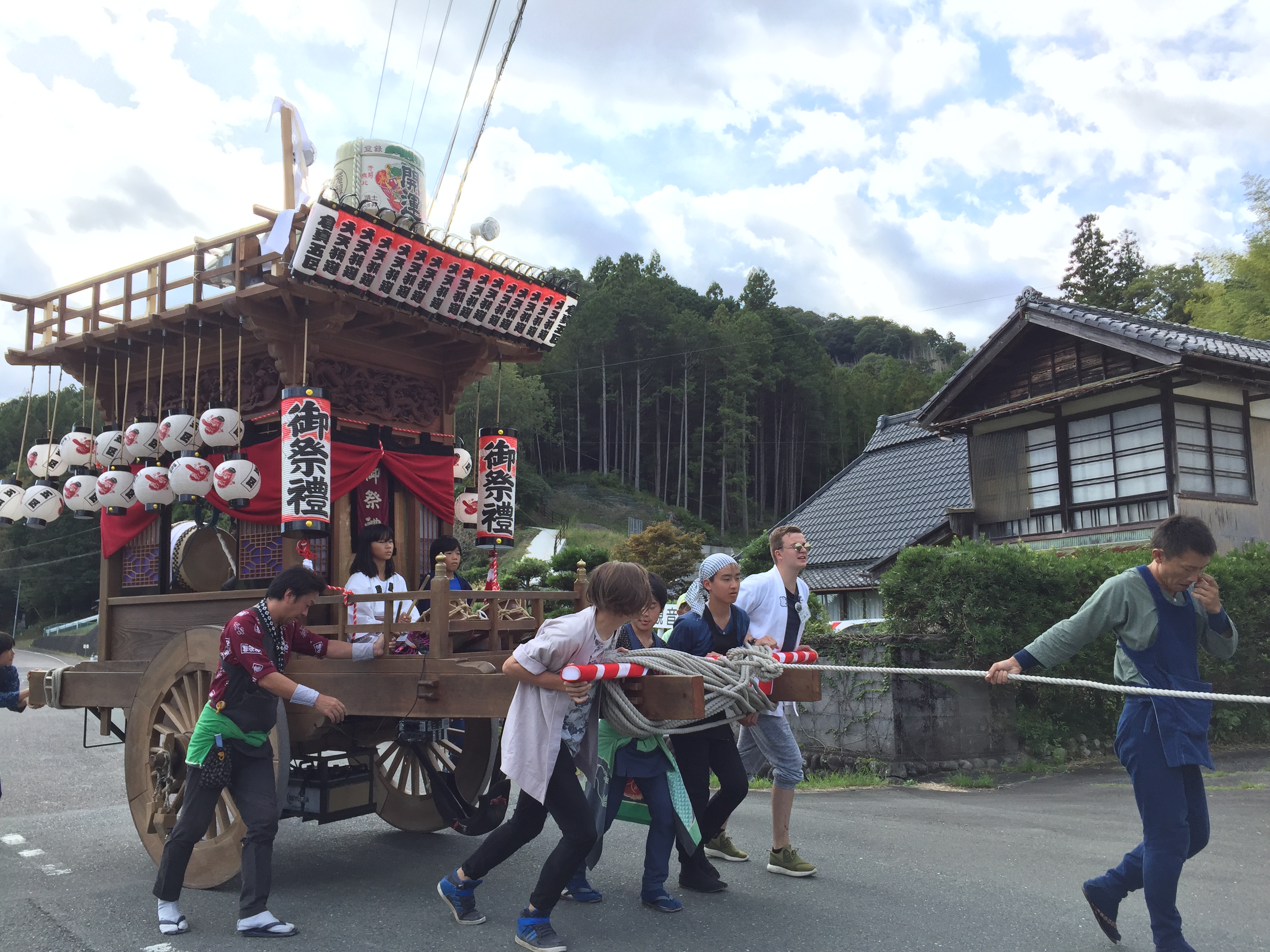 手木に入って間近で屋台に触れることも！気分もノリノリ！！