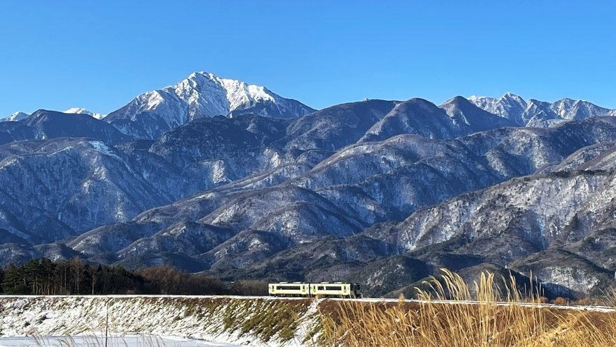 南アルプス・甲斐駒ヶ岳とJR小海線　