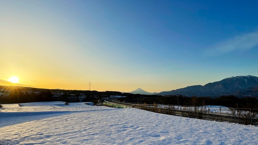 朝焼けの富士山　関東の富士見百景『葛窪中央道トンネル』　