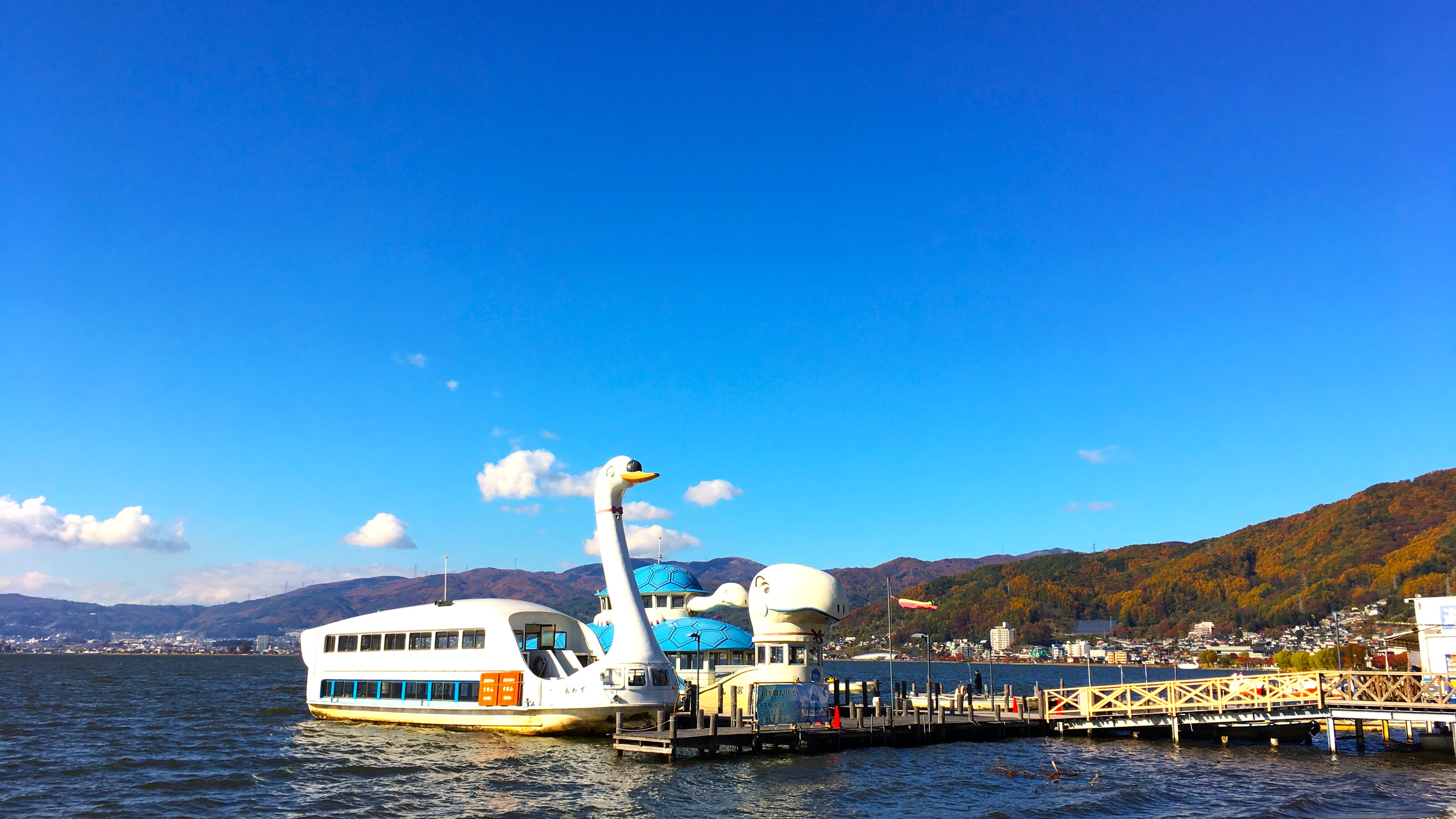 秋　紅葉の諏訪湖と観光汽船