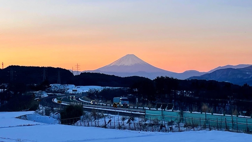 朝焼けの富士山　関東の富士見百景『葛窪中央道トンネル』　