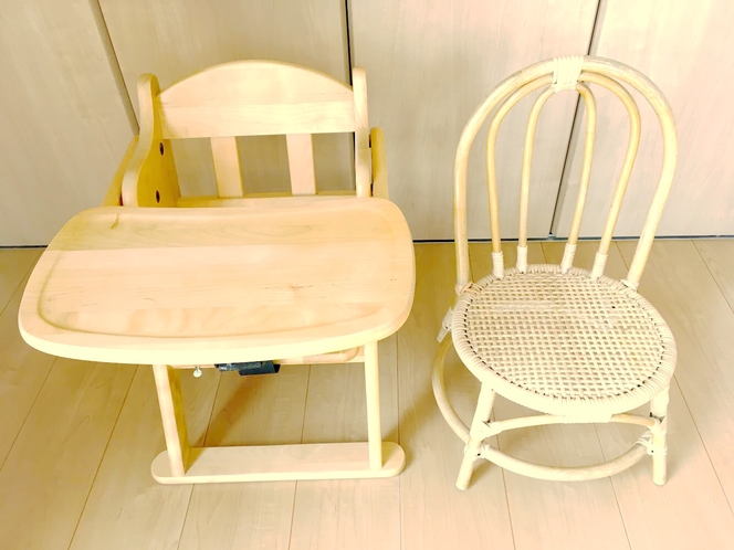 ベビーチェアーと籐の椅子
