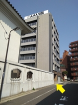 本所吾妻橋駅から道案内⑨ホテル看板が見えます。