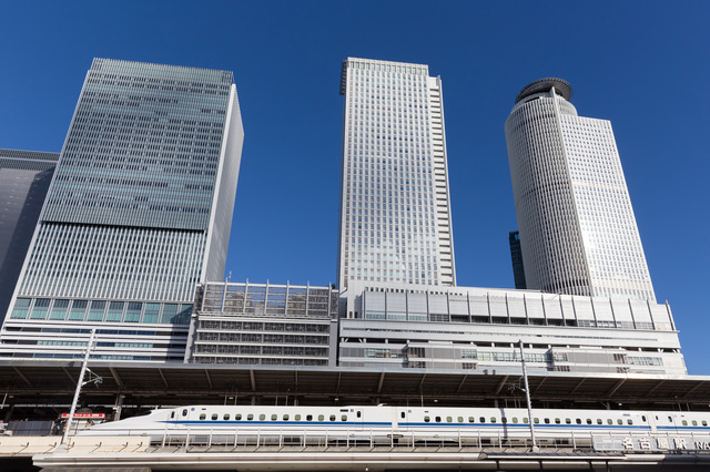 名古屋駅西ビル群と新幹線