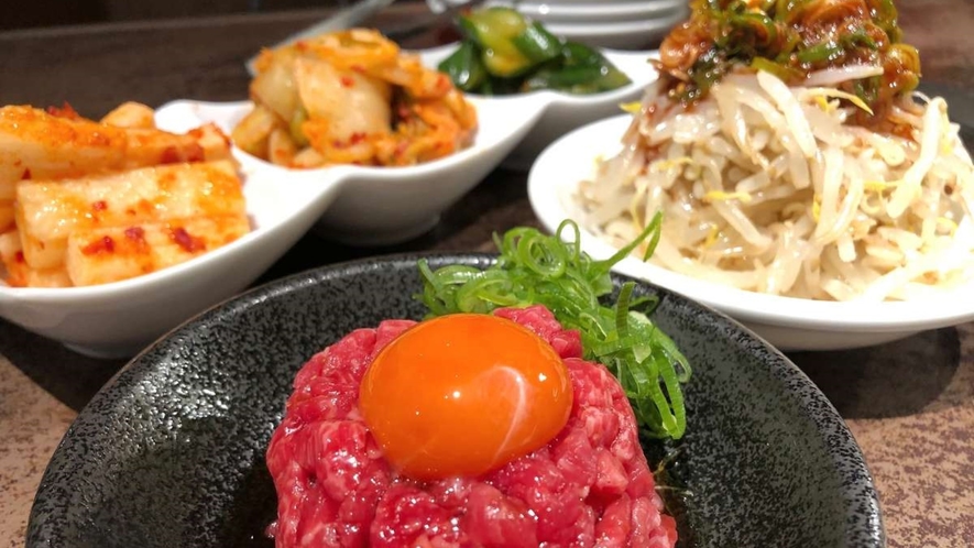 【焼肉ダイニング甲】　『和牛×ワイン』をコンセプトにしたお洒落焼肉店。多彩なユッケが魅力