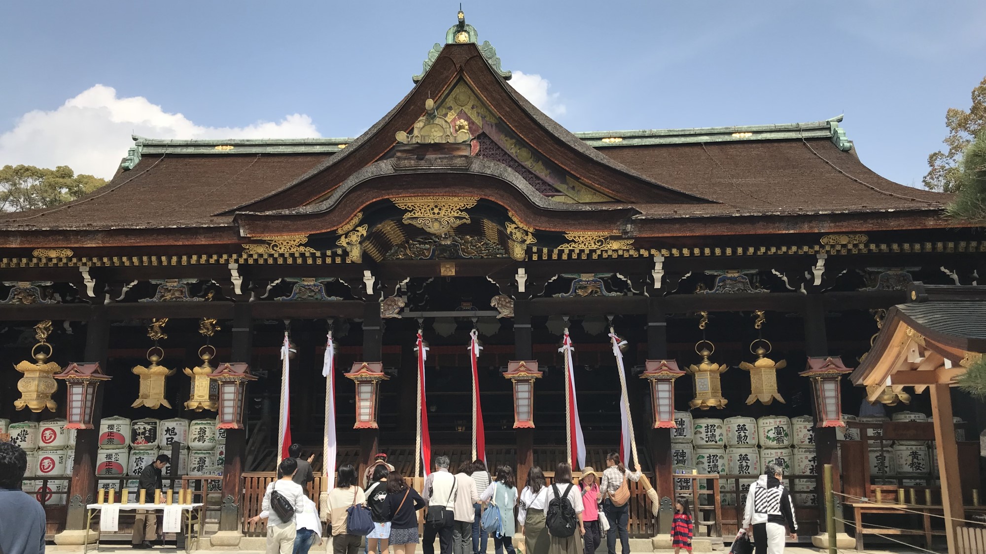 【北野天満宮】　梅と紅葉で有名な京都の神社。学問の神様として知られています。