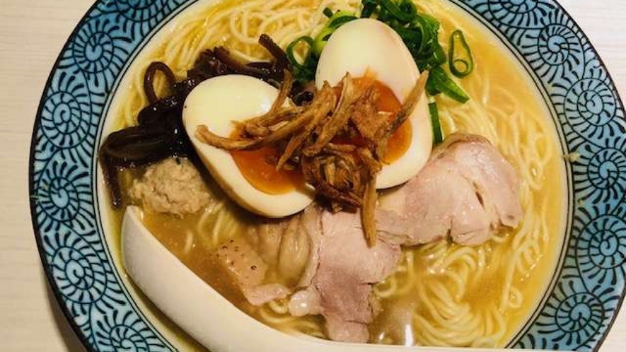 【濃厚京鶏白湯らーめん 美鶴】　夜遅くまで開いている鶏白湯ラーメン店。コラーゲンたっぷり！