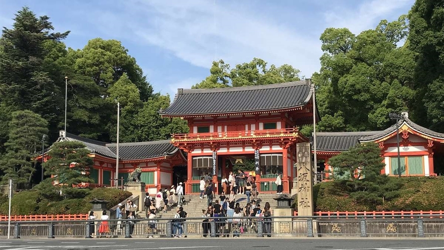 【八坂神社】　京都を代表する観光スポット。縁結び、厄除け、開運成就など他にも多くのご利益アリ