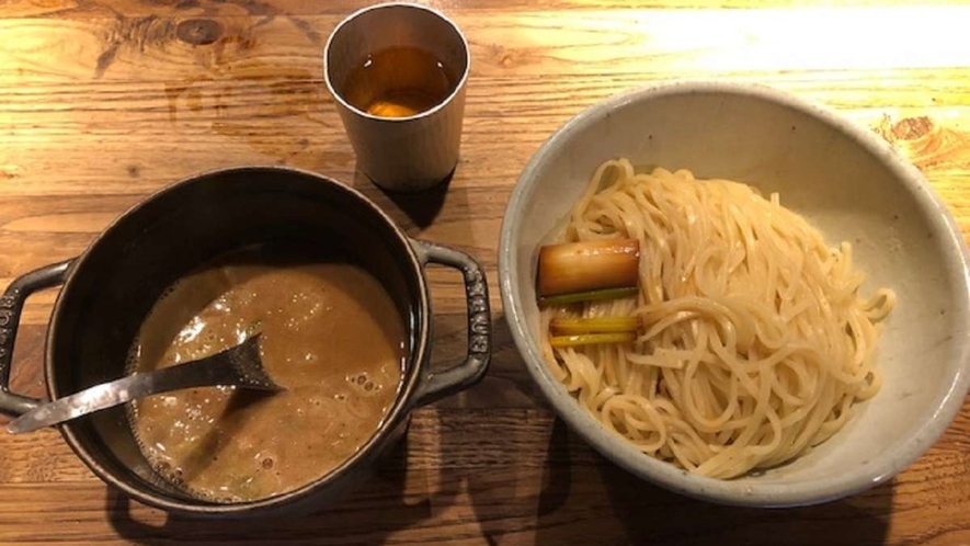 【和醸良麺 すがり】　裏先斗町にある、隠れ家ラーメン店。もつつけ麺が大人気