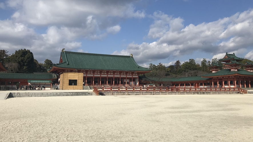 【平安神宮】　枝垂れ桜をはじめとする20種、300本の桜を楽しめる桜ノ苑！