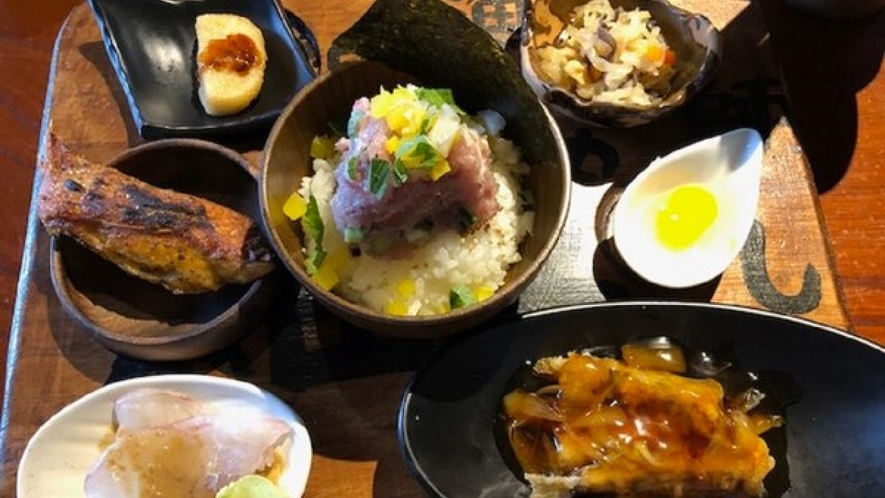 【雑魚や】　新鮮な海の幸を堪能できる漁師飯。海鮮丼の後はお茶漬けで〆！