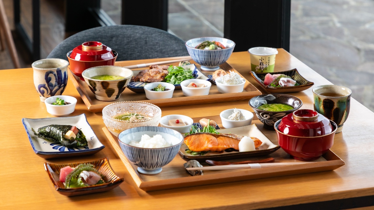 ＜ナイトプールサイド・ロビーラウンジ＆バーでの飲み放題＞滞在期間中、1回無料／選べる朝食ブッフェ会場
