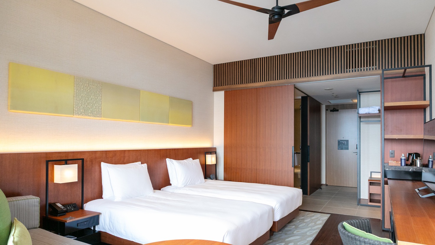 お部屋はベッド2台とソファベッドを利用して最大5名様（うち大人3名様）までご滞在が可能です。