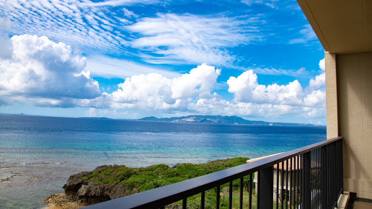 <オーシャンフロントビュー>沖縄本島西海岸に美しく広がる壮大な海が眼下にご覧いただける客室