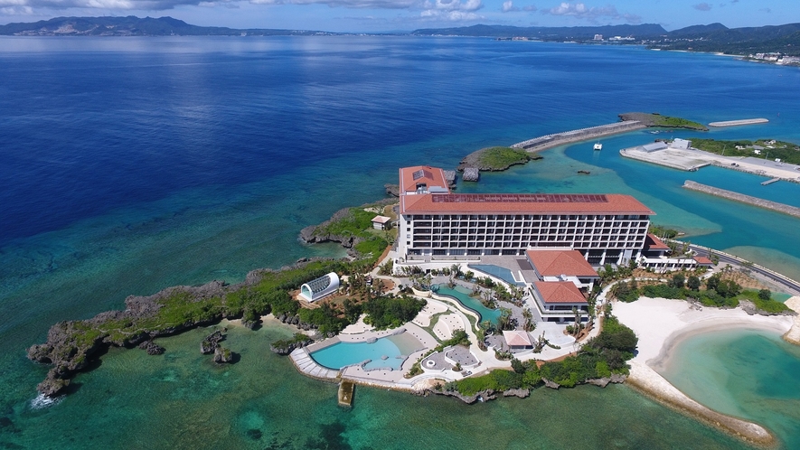 島全体がリゾートホテル。客室は、まるで海の上の邸宅