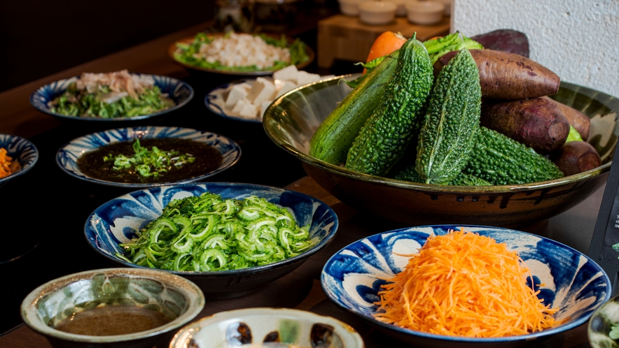 【朝食】「ゴーヤーチャンプルー」や「人参しりしり」など定番の沖縄総菜も多彩にご用意しております。
