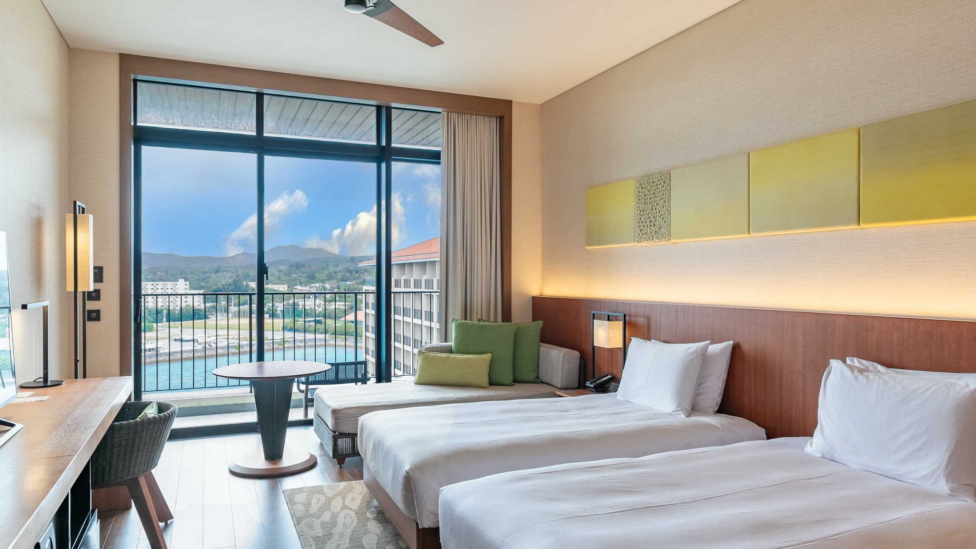 【ツイン】瀬良垣漁港や名護湾沿岸、恩納岳の美しい稜線を臨むオープンエアバルコニー付の客室。