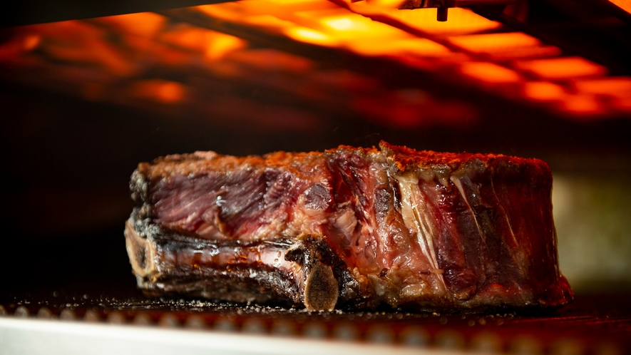 【セラーレ グリル】900℃の高温オーブンで一気に焼き上げる豪快なステーキをぜひご堪能ください。