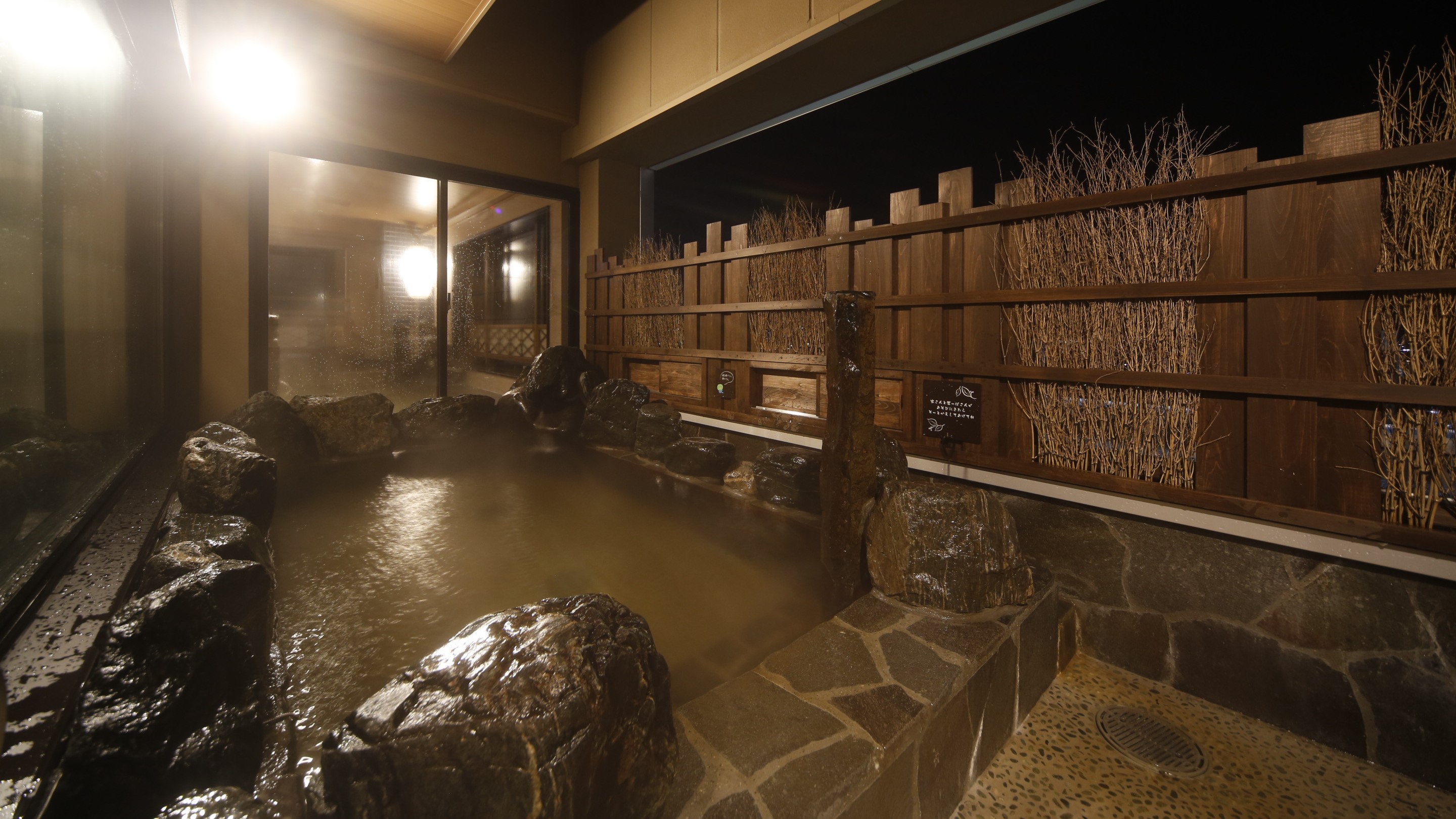 ◆男性大浴場≪天然温泉南部の湯≫　露天風呂(湯温：41～42℃)