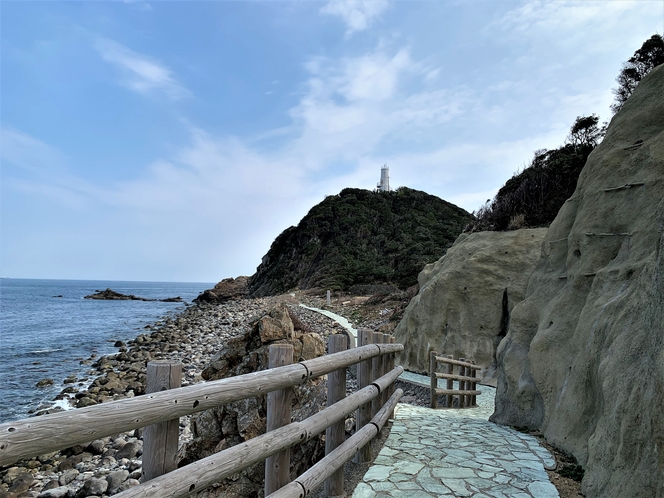 四国最東端かもだ岬。白い灯台へ続く道。