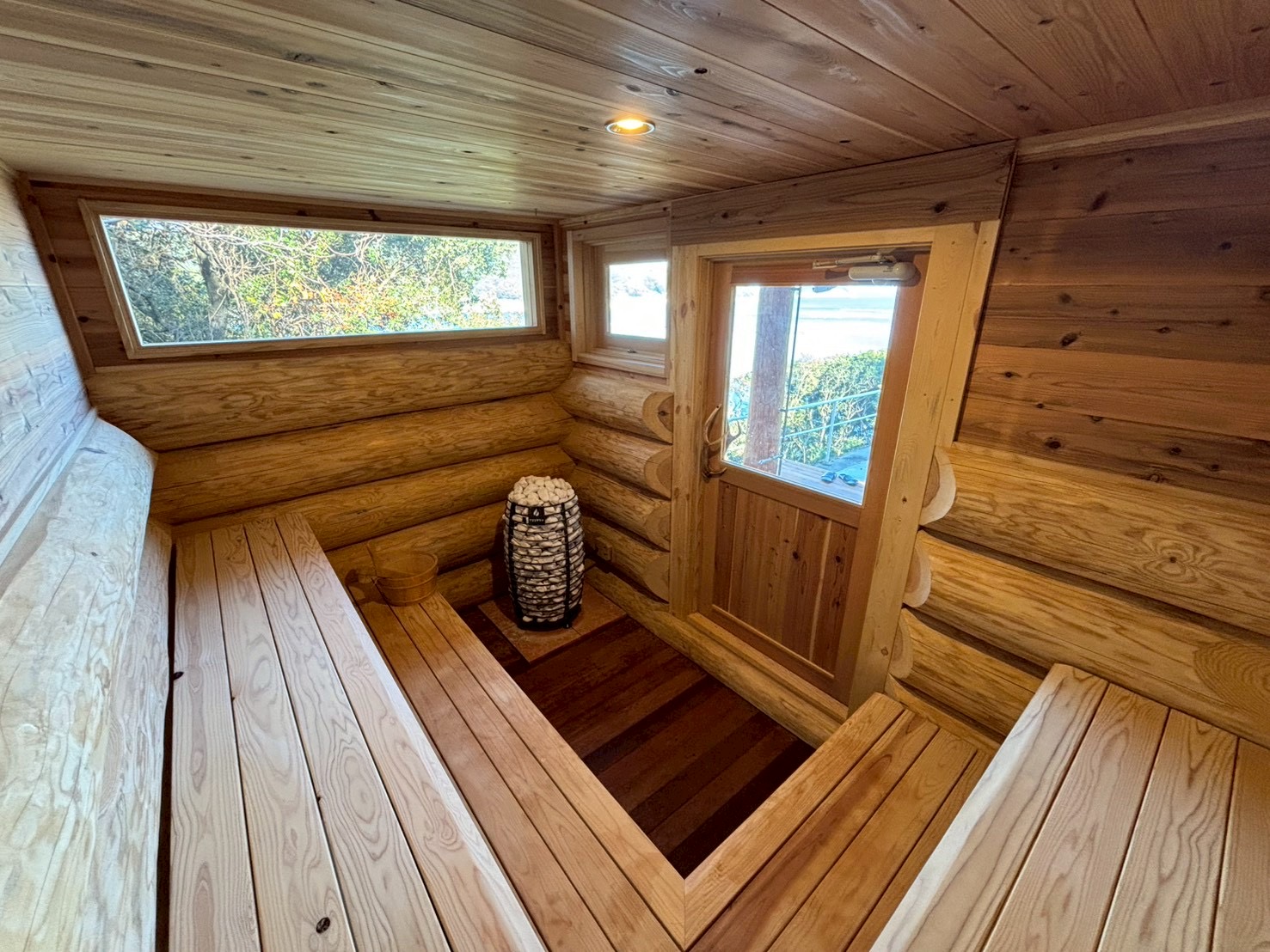 最大6名まで入室可能な広々とした空間。