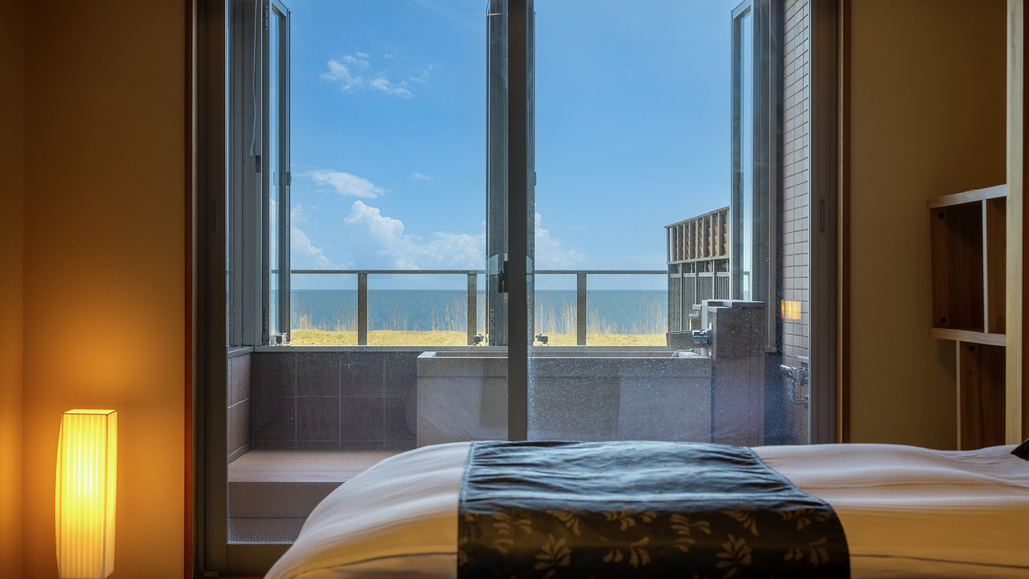 【太平洋ビュー◇温泉檜風呂付和洋室】見晴らし抜群のテラスと露天風呂を備えた和洋室