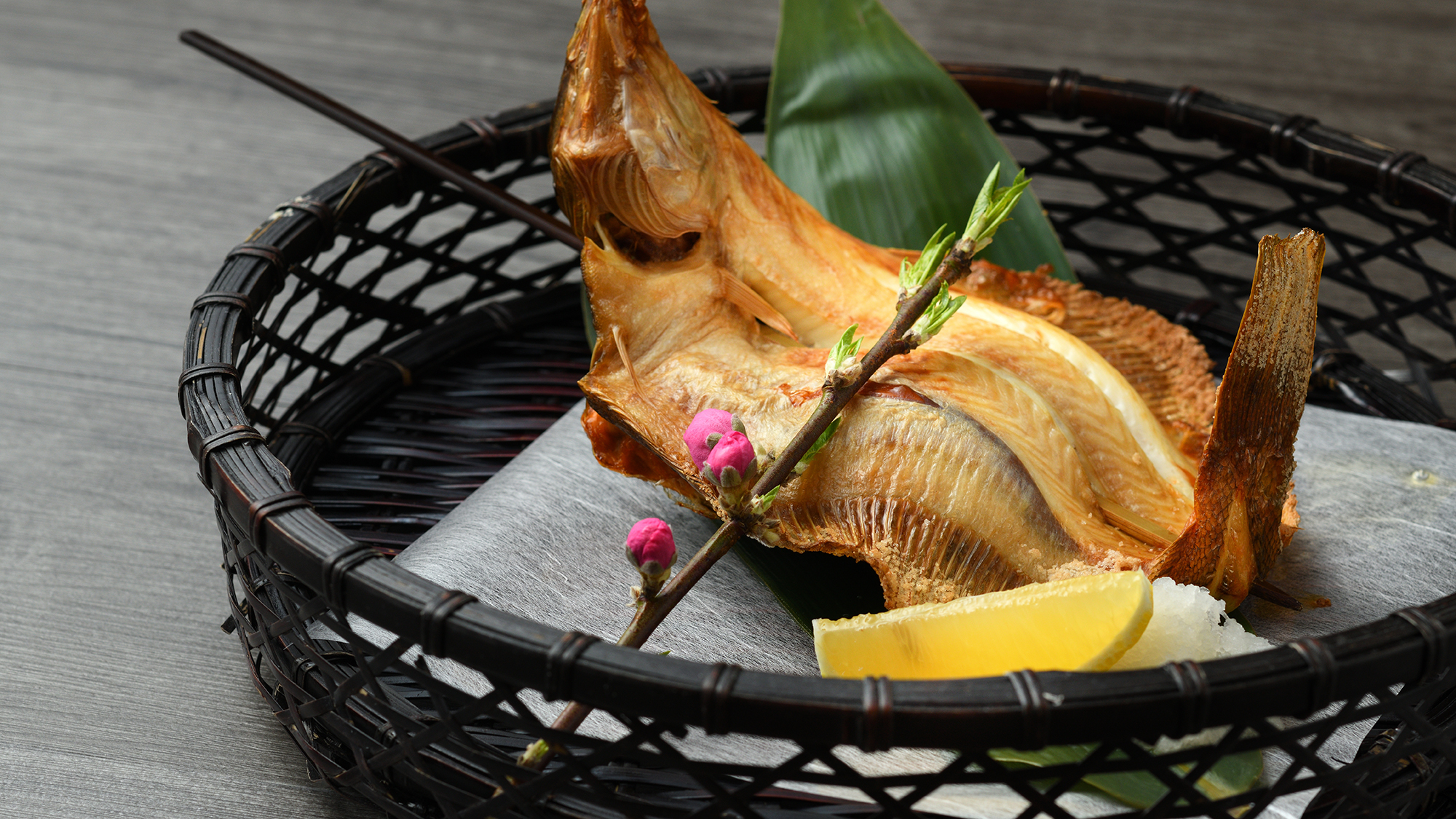 【季節のおすすめ魚の串焼き】地のもの、旬のものを活かした調理長こだわりの串焼きをお楽しみください。