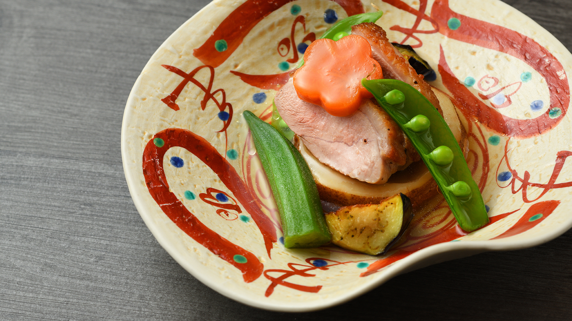 【合鴨ロースの野菜添え】じゃがいもを釜に見立て、鴨と色鮮やかなお野菜に優しい銀餡をおかけしました♪