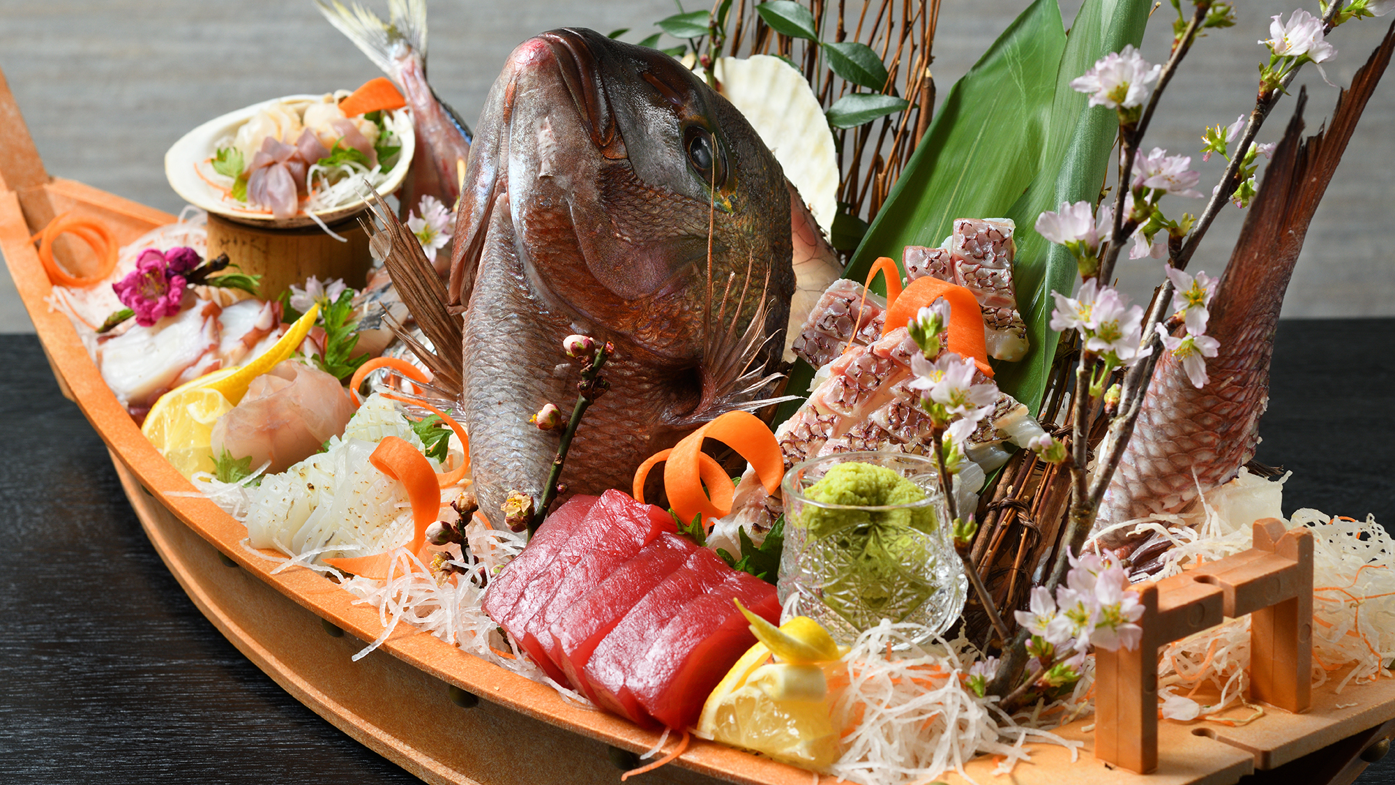 【舟盛り】&ldquo;鳥の海沿い&rdquo;の好立地だからこそ、豊富で新鮮な魚介類をラインナップ♪